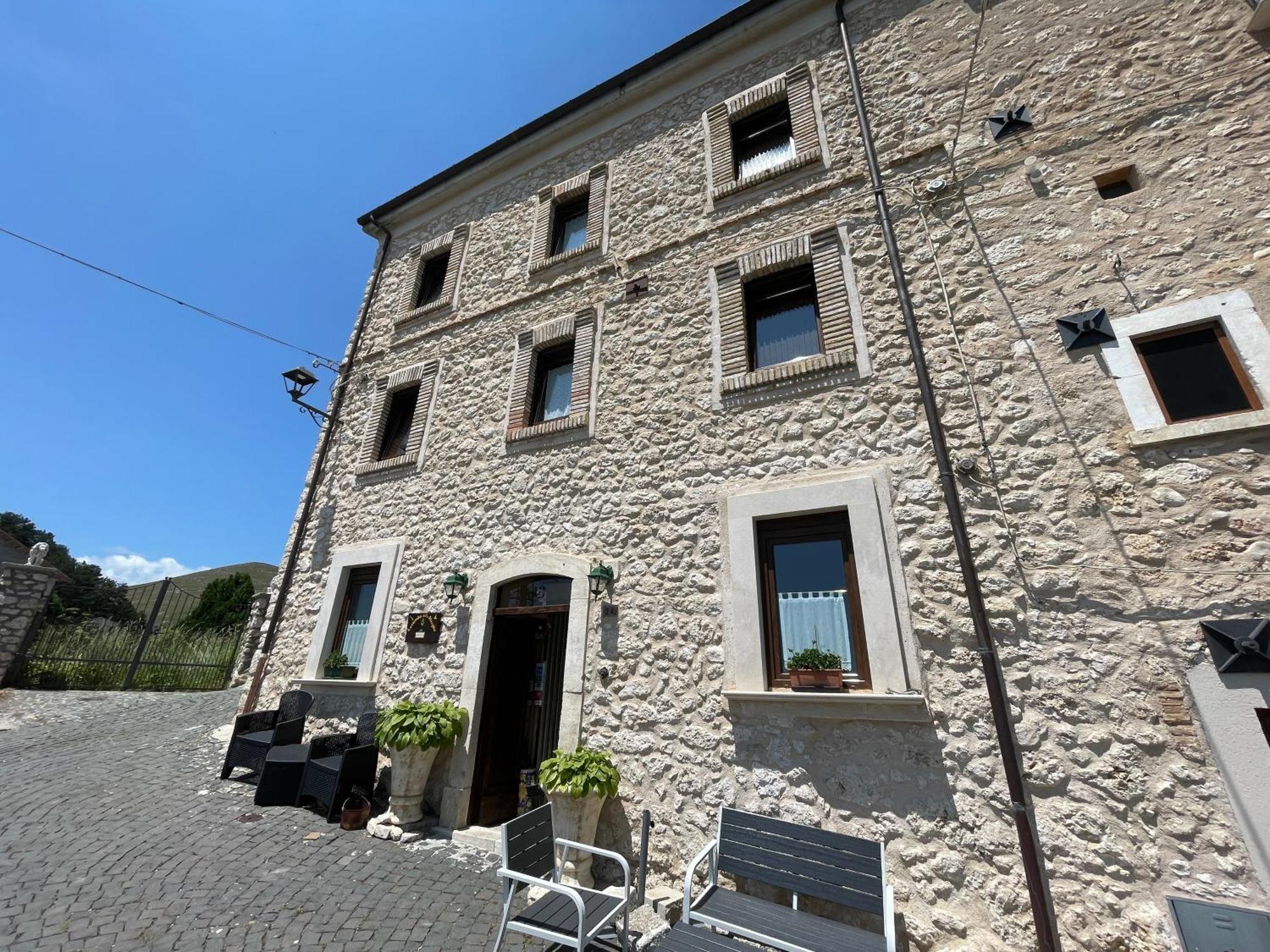 Hotel La Locanda Delle Streghe - Relais Ristorante Burg Castel del Monte Exterior foto